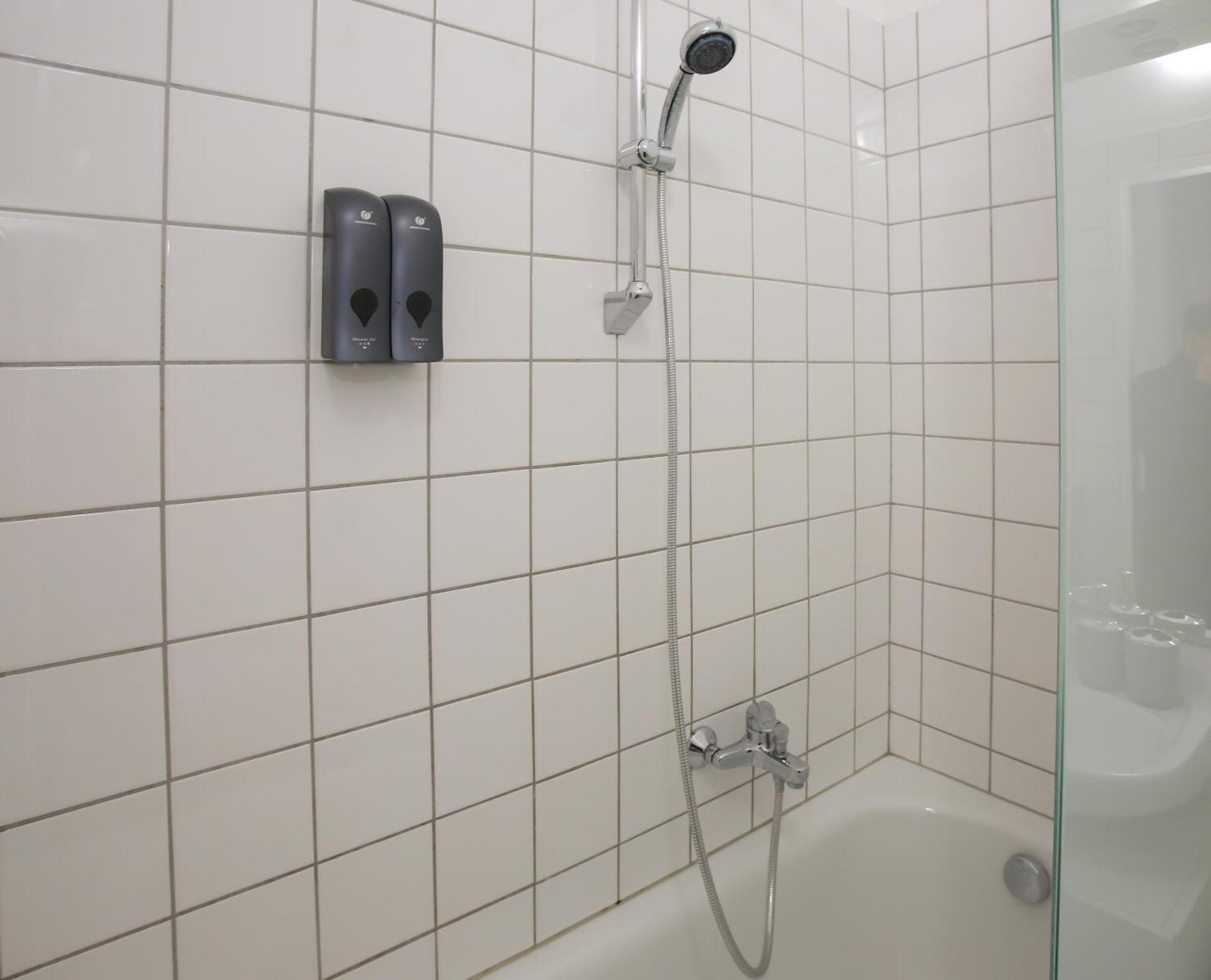 Downtown Bliss Modern Retreat With Free Parking And Fast Internet 600 Mbits Apartment Vienna Exterior photo